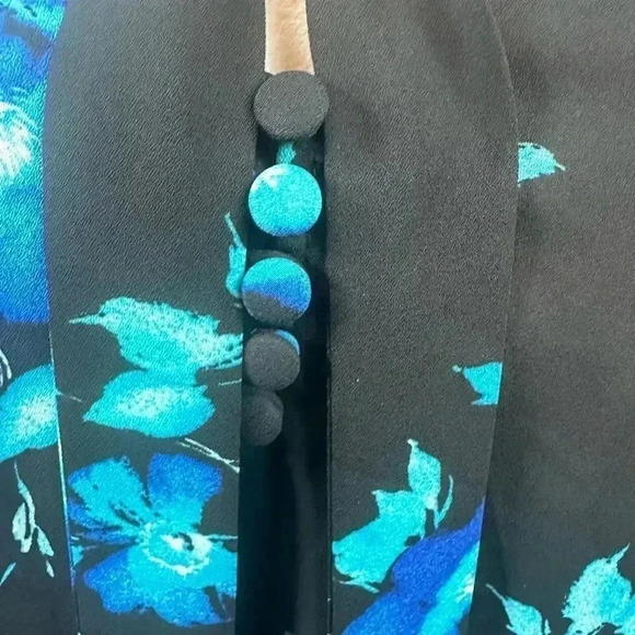 Torrid black top with blue floral print and tie at neck size 2-2X/18-20 - Picture 8 of 12